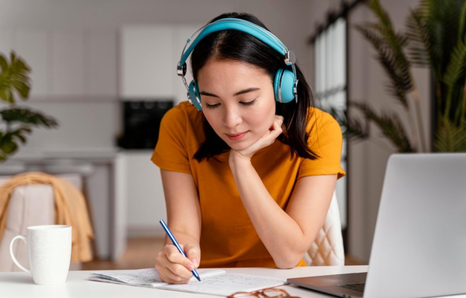 Moderner Arbeitsplatz mit Laptops und Dokumenten für Geschäftsgespräche