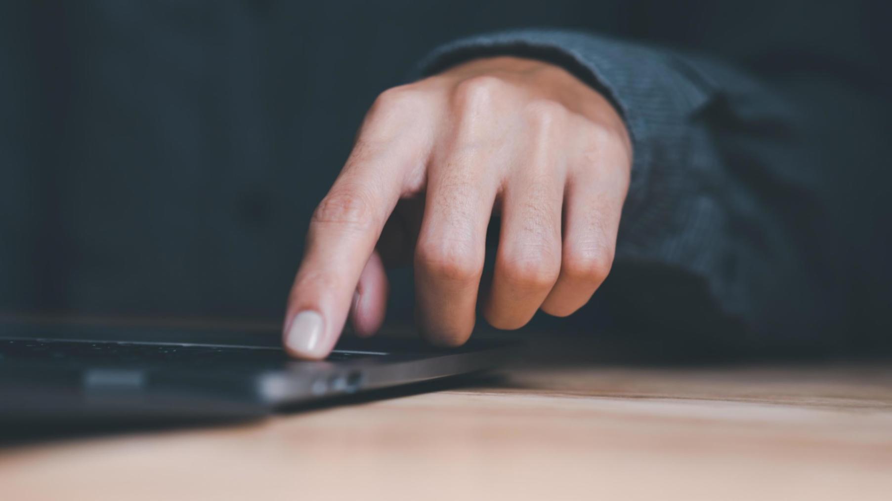 Moderne Arbeitsplätze in einem offenen Bürokonzept für kollaborative Finanzplanung