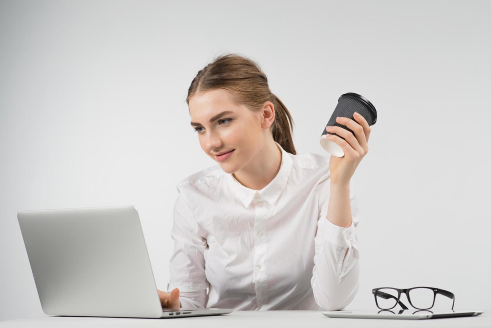 Teilnehmer arbeiten gemeinsam an Finanzplänen in modernem Seminarraum