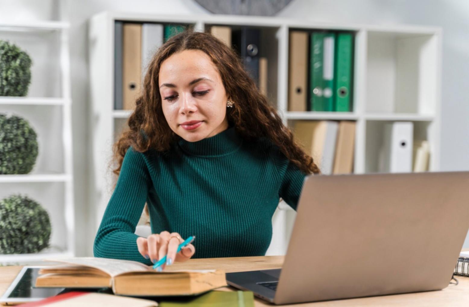 Moderne Büroumgebung mit Fokus auf strategische Finanzplanung