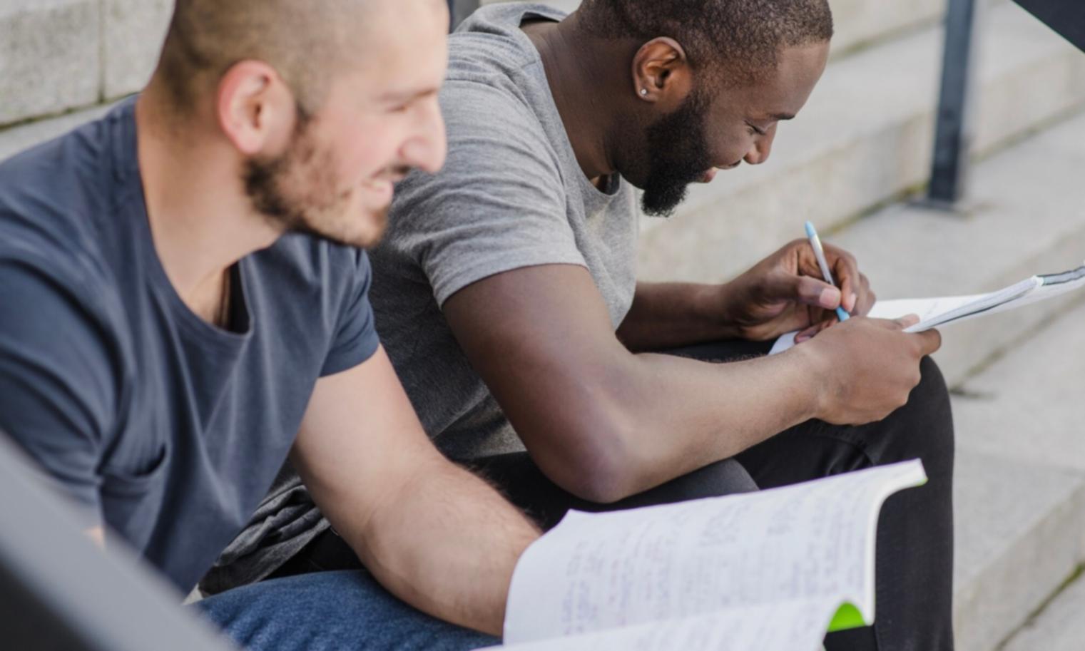 Professionelle Finanzberatung in einem modernen Konferenzraum